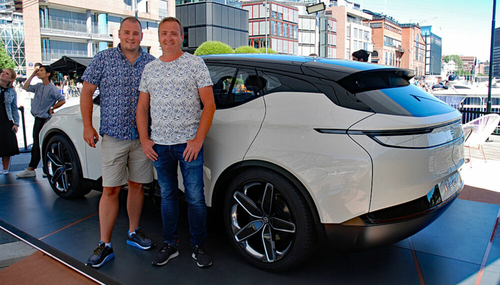 <b>BESTILTE HVER SIN BYTON M-BYTE: </b>Thomas Vasstrand (t.v) og Robert Andersen(t.h) kjørte 110 mil for å se på bilen de har reservert – og de likte det de så! <b>BESTILTE HVER SIN BYTON M-BYTE: </b>Thomas Vasstrand (t.v) og Robert Andersen(t.h) kjørte 110 mil for å se på bilen de har reservert – og de likte det de så!