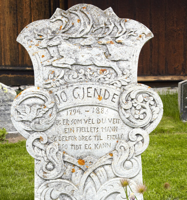 <b>BEGRAVET: </b>Jo Gjendes gravstøtte og gravplass ved Vågå kirke <b>BEGRAVET: </b>Jo Gjendes gravstøtte og gravplass ved Vågå kirke