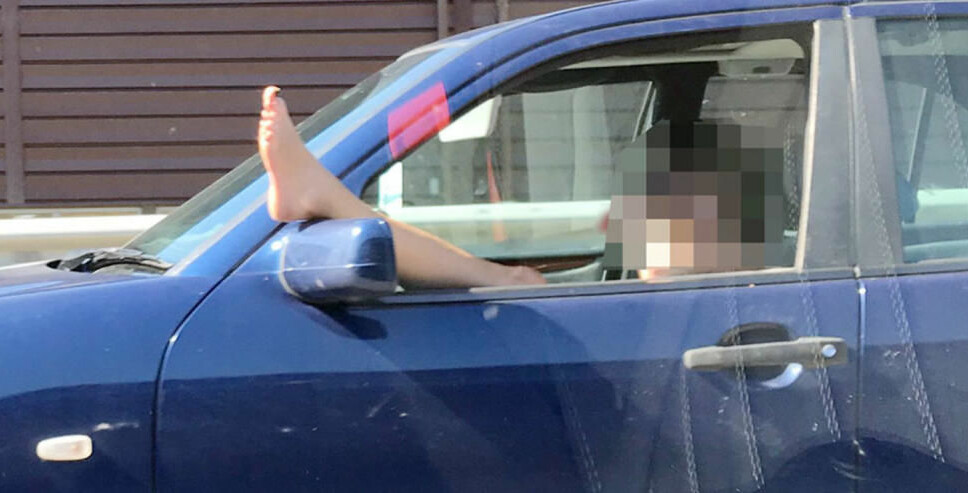 Sjåføren skal ha kjørt slik minst en kilometer. Sjåføren skal ha kjørt slik minst en kilometer.