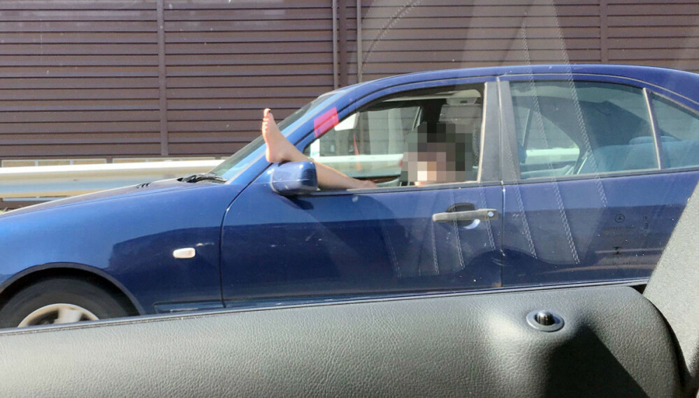 Det er ikke hver dag man ser et helt bein stikkende ut av sidevinduet på bilen – midt i 80-sonen på en av Oslos travleste veier. Det er ikke hver dag man ser et helt bein stikkende ut av sidevinduet på bilen – midt i 80-sonen på en av Oslos travleste veier.