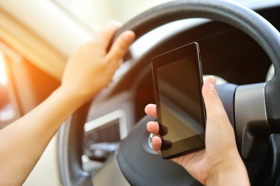 Mobilbruk utgjør en stor trussel for trafikksikkerheten. Akkurat nå testes det ut nye smartskilt i England, som blant annet skal avsløre ulovlig nettsurfing. Mobilbruk utgjør en stor trussel for trafikksikkerheten. Akkurat nå testes det ut nye smartskilt i England, som blant annet skal avsløre ulovlig nettsurfing.