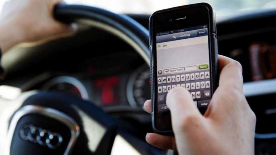 Det er forbudt å røre en løs telefon under kjøring. Når telefonen er fastmontert kan man ringe opp eller legge på. Dette kan også gjøres via håndfritt utstyr, uavhengig av telefonens plassering. Det er forbudt å røre en løs telefon under kjøring. Når telefonen er fastmontert kan man ringe opp eller legge på. Dette kan også gjøres via håndfritt utstyr, uavhengig av telefonens plassering.