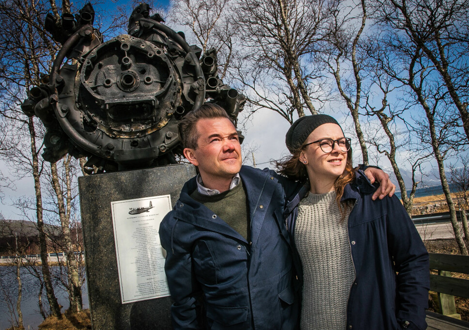<b>MINNESMERKE</b>: Takket være en defekt vekkerklokke i Honningsvåg i 1947, kan Ken Rune Hansen (40) og forloveden Julie Remme (30) stå ved minnesmerket for de 35 som omkom da flybåten "Kvitbjørn" havarerte i Tjeldsundet. Motoren på toppen stammer fra flyet. <b>MINNESMERKE</b>: Takket være en defekt vekkerklokke i Honningsvåg i 1947, kan Ken Rune Hansen (40) og forloveden Julie Remme (30) stå ved minnesmerket for de 35 som omkom da flybåten "Kvitbjørn" havarerte i Tjeldsundet. Motoren på toppen stammer fra flyet.