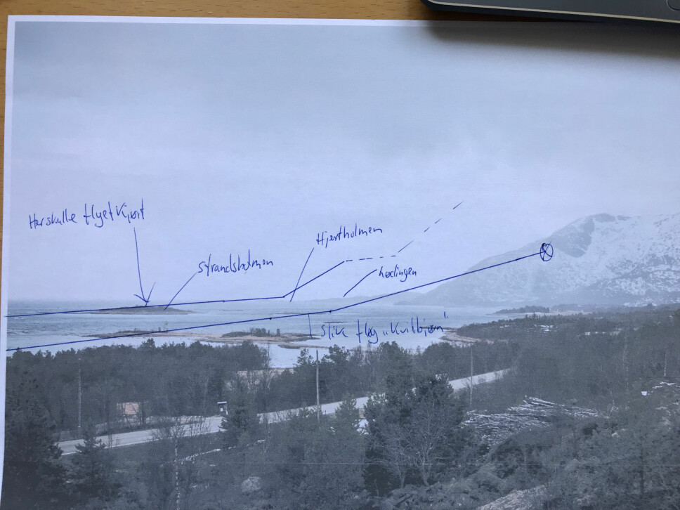 <b>TOK FEIL: </b>290 meter opp i Kvammestind i Lødingen traff passasjerflyet, som var ute av kurs, fjellet. Havarikommisjonen mener det sannsynlig av mannskapet på «Kvitebjørn» tok feil av Strandsholmen (nærmest) og Hjerteholmen, som ligger like etter passeringen av Lødingen. Legg merke til hvor like disse nesene er, så de er lette å forveksle når tåken ligger i 30-40 meters høyde. <b>TOK FEIL: </b>290 meter opp i Kvammestind i Lødingen traff passasjerflyet, som var ute av kurs, fjellet. Havarikommisjonen mener det sannsynlig av mannskapet på «Kvitebjørn» tok feil av Strandsholmen (nærmest) og Hjerteholmen, som ligger like etter passeringen av Lødingen. Legg merke til hvor like disse nesene er, så de er lette å forveksle når tåken ligger i 30-40 meters høyde.