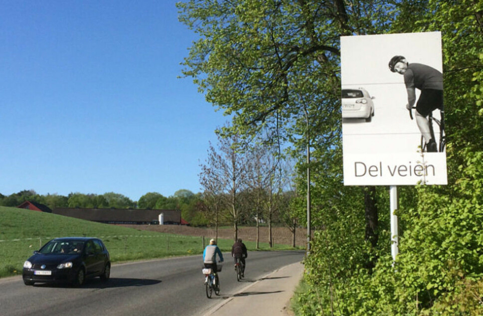 Målet med "Del veien"-kampanjen har vært å dempe konfliktnivået i trafikken, og få til bedre samspill mellom bilister og syklister. Dette skiltet står på Bygdøy i Oslo. Målet med "Del veien"-kampanjen har vært å dempe konfliktnivået i trafikken, og få til bedre samspill mellom bilister og syklister. Dette skiltet står på Bygdøy i Oslo.