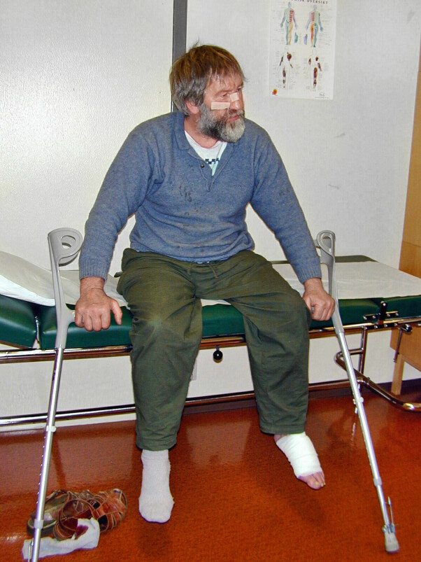 <b>SKADET:</b> Arne Sigmund Øvergård fra Flendalen i Trysil havnet i slåsskamp med en voksen hannbjørn i august 2000. Han kom unna med skrekken, noen skrammer og et bitt i venstre fot. <b>SKADET:</b> Arne Sigmund Øvergård fra Flendalen i Trysil havnet i slåsskamp med en voksen hannbjørn i august 2000. Han kom unna med skrekken, noen skrammer og et bitt i venstre fot.
