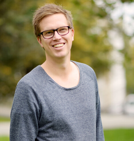 <b>ENKLESTE VEI:</b> Lynet vil alltid velge den enkleste, og dermed korteste, veien fra skya og ned i jorda. Derfor bør en under alle omstendigheter unngå å være ved det høyeste punktet i terrenget, sier, Martin Granerød, statsmeteorolog ved Meteorologisk institutt. <b>ENKLESTE VEI:</b> Lynet vil alltid velge den enkleste, og dermed korteste, veien fra skya og ned i jorda. Derfor bør en under alle omstendigheter unngå å være ved det høyeste punktet i terrenget, sier, Martin Granerød, statsmeteorolog ved Meteorologisk institutt.