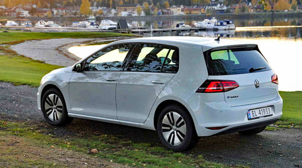 VW Golf har vært en stor suksess i det norske markedet i mange år, Men nå må den se seg slått av nye Nissan Leaf. VW Golf har vært en stor suksess i det norske markedet i mange år, Men nå må den se seg slått av nye Nissan Leaf.