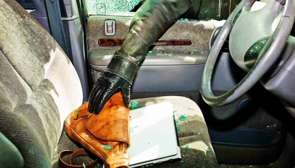 Det tar ikke lang tid å knuse en siderute og plukke med seg ting som ligger synlig inne i bilen. For bileieren er dette noe av det minst hyggelige man kan oppleve i ferien. Det tar ikke lang tid å knuse en siderute og plukke med seg ting som ligger synlig inne i bilen. For bileieren er dette noe av det minst hyggelige man kan oppleve i ferien.