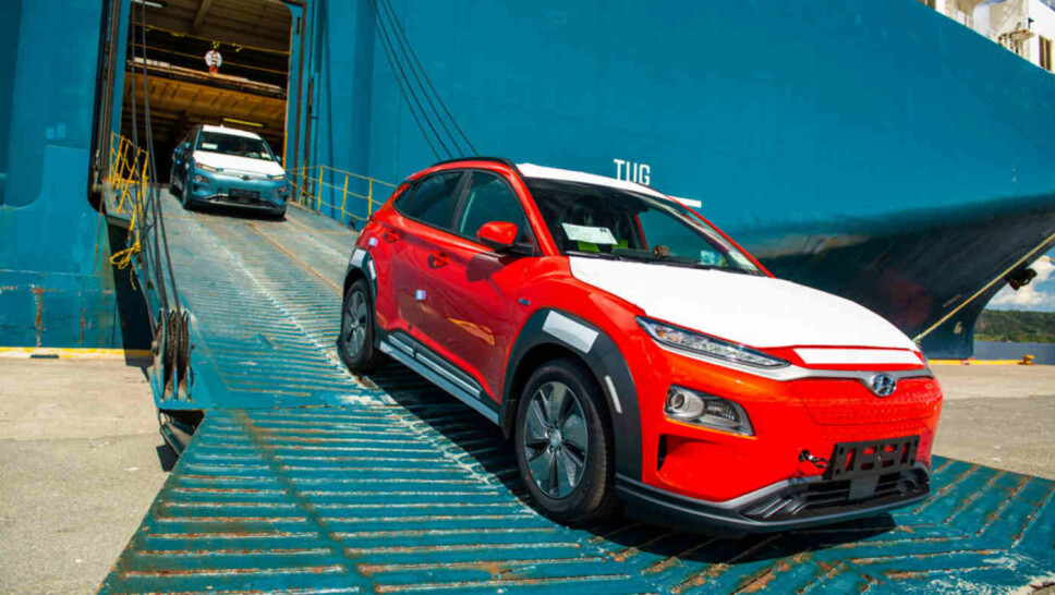 Rød og gild var den aller første Hyundai Kona electric som ankom Drammen havn. Her på vei ned landgangen. Den får snart følge av tusenvis av andre. Rød og gild var den aller første Hyundai Kona electric som ankom Drammen havn. Her på vei ned landgangen. Den får snart følge av tusenvis av andre.