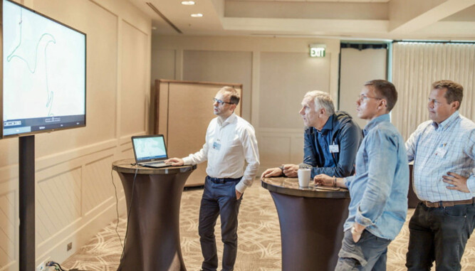 Den norske delegasjonen får en teoretisk brif av Dr. Michael Wein. Broom-Benny følger måpende med sammen med Morten Moum (Audi Norge) og Ragnvald Johansen (Finansavisen) Den norske delegasjonen får en teoretisk brif av Dr. Michael Wein. Broom-Benny følger måpende med sammen med Morten Moum (Audi Norge) og Ragnvald Johansen (Finansavisen)