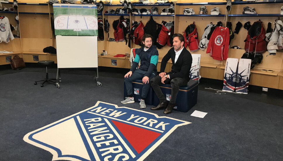 <b>FORBUDT:</b> Det er strengt forbudt å tråkke på logoen på gulvet
i garderoben til New York Rangers. <b>FORBUDT:</b> Det er strengt forbudt å tråkke på logoen på gulvet
i garderoben til New York Rangers.