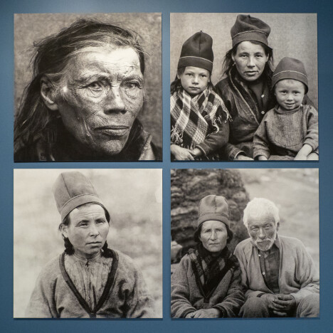 <b>«MINDREVERDIGE»:</b> Samene ble regnet for å være av den lappiske rasen, ikke den nordiske. Bildet viser Inga Andersdatter, født i Sverige ca. 1830,
Inger Nikolaisdatter Tjikkom (f. 1879), med barna Sara og Peder, Tjierrek-Ánne (Anne Abmutsdatter Kurak) (1882–1948) og Finne Johnsen Ráhka (1830–1918). <b>«MINDREVERDIGE»:</b> Samene ble regnet for å være av den lappiske rasen, ikke den nordiske. Bildet viser Inga Andersdatter, født i Sverige ca. 1830,
Inger Nikolaisdatter Tjikkom (f. 1879), med barna Sara og Peder, Tjierrek-Ánne (Anne Abmutsdatter Kurak) (1882–1948) og Finne Johnsen Ráhka (1830–1918).