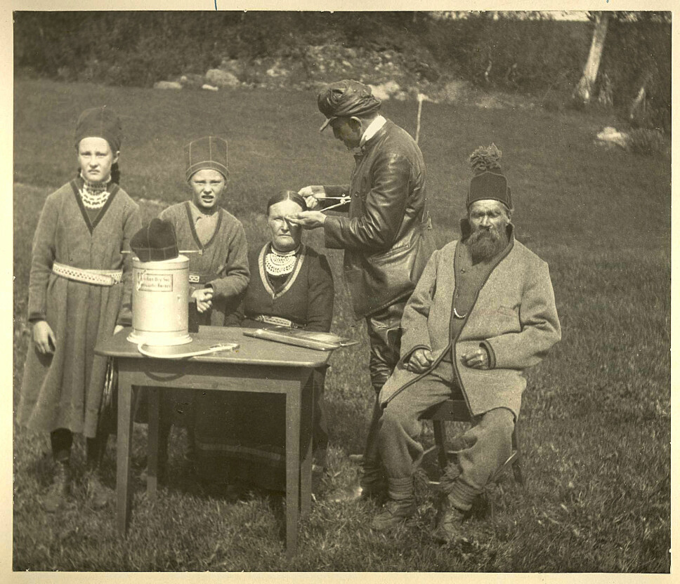 <b>MÅLER SKALLER:</b> Jon Alfred Mjøen måler hodene til samene Paula Paulsen Fjellheim, Lisa Løkken, Sara Paulsen og Morten Mortensen. Bildet er tatt på et møte i Finnemisjonen i 1922, og er tillatt brukt av rettighetshaver Sverre Fjellheim. <b>MÅLER SKALLER:</b> Jon Alfred Mjøen måler hodene til samene Paula Paulsen Fjellheim, Lisa Løkken, Sara Paulsen og Morten Mortensen. Bildet er tatt på et møte i Finnemisjonen i 1922, og er tillatt brukt av rettighetshaver Sverre Fjellheim.