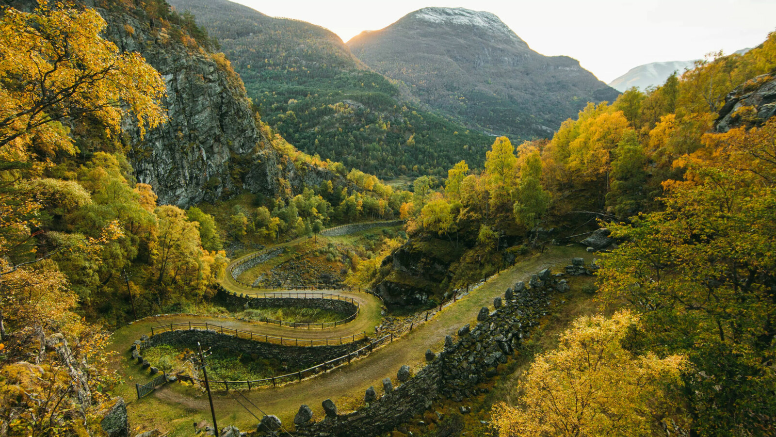 <b>VINDHELLAVEGEN:</b> Rosinen i pølsa på Kongevegen over Filefjell er den spektakulære Vindhellavegen. <b>VINDHELLAVEGEN:</b> Rosinen i pølsa på Kongevegen over Filefjell er den spektakulære Vindhellavegen.