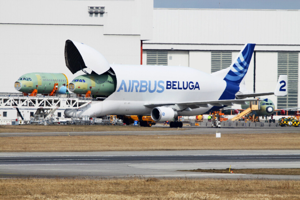 <b>SLUKER FLY:</b> Det er enorme dimensjoner på standard-Belugaen også. Her laster den to neseseksjoner til Airbus fly <b>SLUKER FLY:</b> Det er enorme dimensjoner på standard-Belugaen også. Her laster den to neseseksjoner til Airbus fly