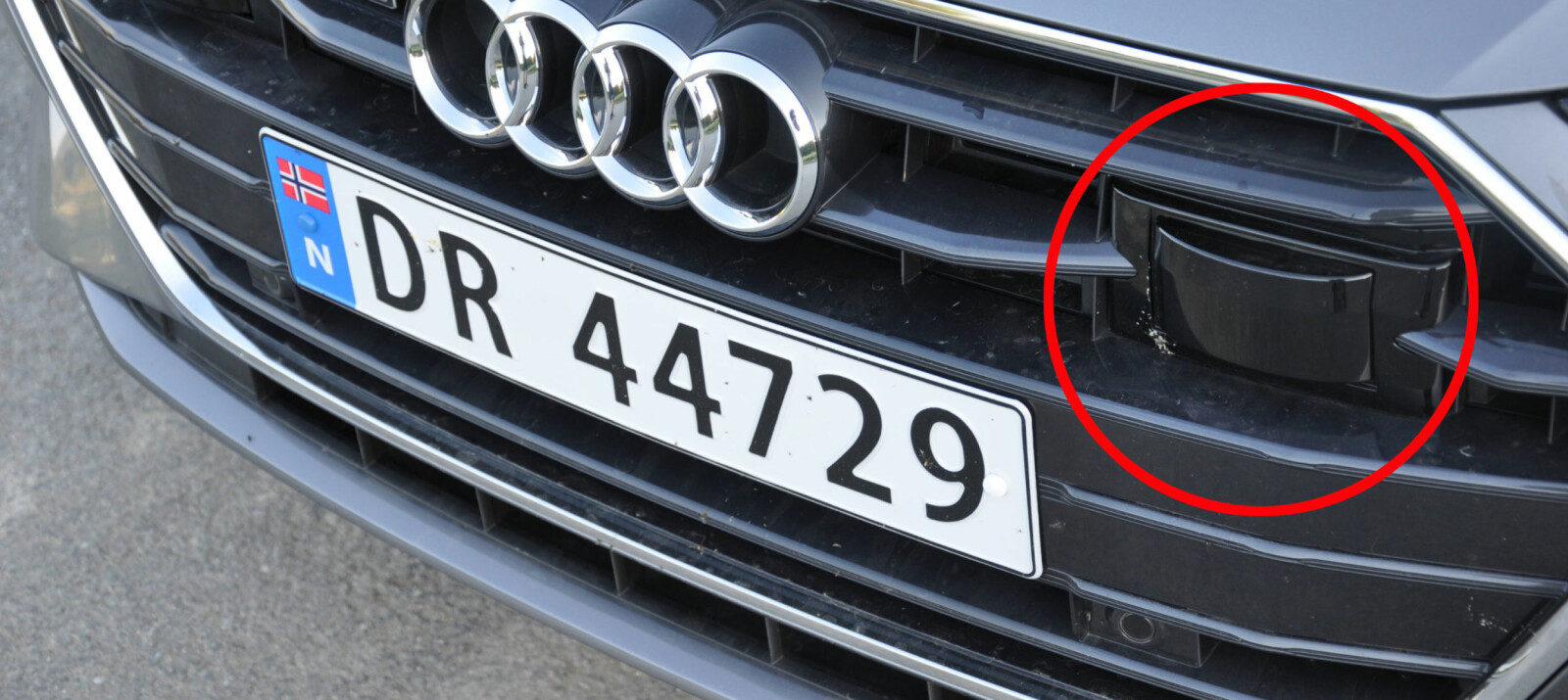 <b>BLIR FORT KOSTBART: </b>Blant det vi finner i grillen på mange nye biler er radaren som måler avstand til bilen foran. Det skal ikke mye til før denne blir skadet – og da kan det bli veldig kostbart. For ordens skyld: Bilen på dette bildet har ingen ting med det konkrete eksempelet i denne artikkelen å gjøre. <b>BLIR FORT KOSTBART: </b>Blant det vi finner i grillen på mange nye biler er radaren som måler avstand til bilen foran. Det skal ikke mye til før denne blir skadet – og da kan det bli veldig kostbart. For ordens skyld: Bilen på dette bildet har ingen ting med det konkrete eksempelet i denne artikkelen å gjøre.