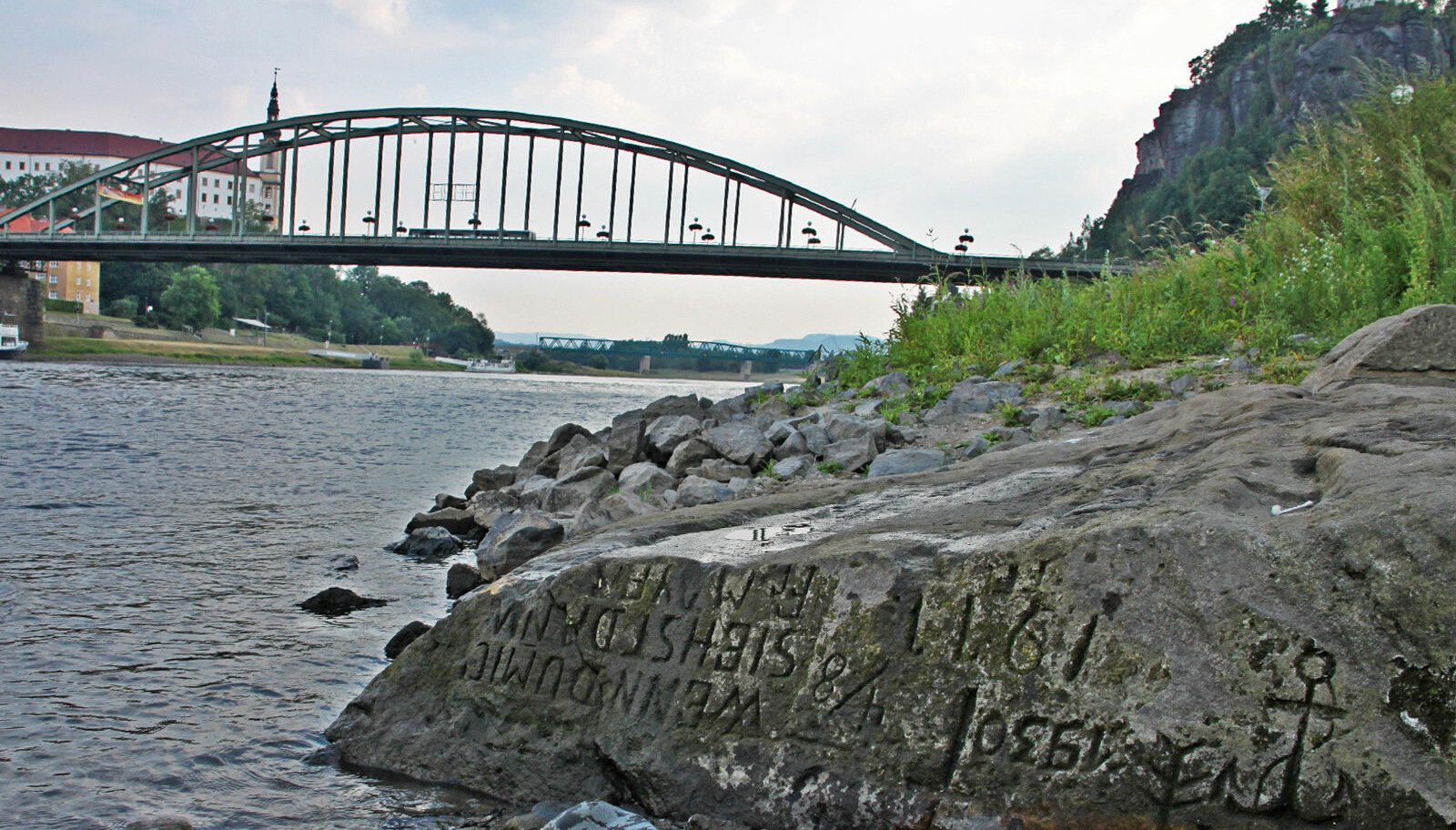 <b>HUNGERSTEIN: </b>En hungerstein langs elven Elben ved byen Děčín nordvest i Tjekkia. <b>HUNGERSTEIN: </b>En hungerstein langs elven Elben ved byen Děčín nordvest i Tjekkia.
