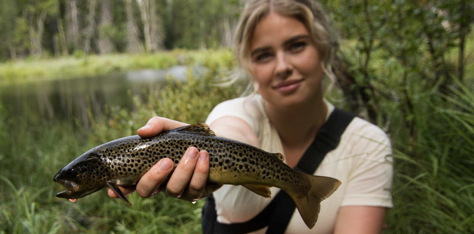 <b>HUGGTABELL 2018:</b> Friluftsjenta Line Victoria Sverdrup holder fram en nyfisket ørret. Nedenfor finner du fiskekalenderen som viser når laks og ørret er mest bitevillig. <b>HUGGTABELL 2018:</b> Friluftsjenta Line Victoria Sverdrup holder fram en nyfisket ørret. Nedenfor finner du fiskekalenderen som viser når laks og ørret er mest bitevillig.