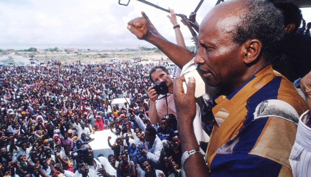 <b>KRIGSHERRE</b>: General Mohammed Farrah Aidid hisser opp en folkemengde sommeren 1993. Aidid kjempet om makten i Somalia og brukte vold mot FN-styrken. Aidid ble drept av rivaler i 1996. <b>KRIGSHERRE</b>: General Mohammed Farrah Aidid hisser opp en folkemengde sommeren 1993. Aidid kjempet om makten i Somalia og brukte vold mot FN-styrken. Aidid ble drept av rivaler i 1996.