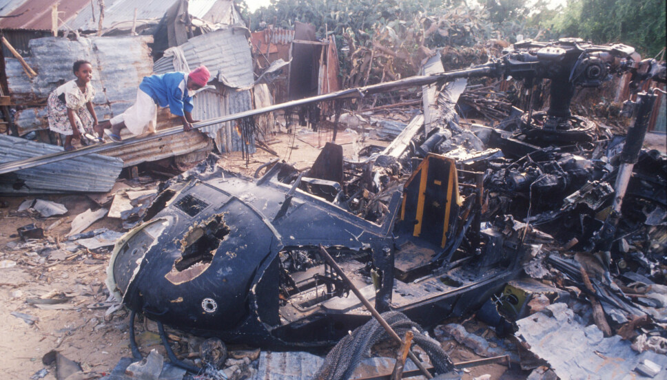 <b>LEKEGRIND:</b> DEtte bildet er tatt bare 11 dager etter at to Black Hawk-helikoptre ble skutt ned i Mogadishu. Barnas lek står i grell kontrast til de blodige kampene som fant sted rundt vraket. <b>LEKEGRIND:</b> DEtte bildet er tatt bare 11 dager etter at to Black Hawk-helikoptre ble skutt ned i Mogadishu. Barnas lek står i grell kontrast til de blodige kampene som fant sted rundt vraket.