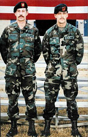 <b>FRIVILLIGE</b>: Gary Gordon (til h.) og Randy Shughart ble drept da de forsvarte de skadde ved det ene krasjstedet. Begge ble tildelt Medal of Honor posthumt. <b>FRIVILLIGE</b>: Gary Gordon (til h.) og Randy Shughart ble drept da de forsvarte de skadde ved det ene krasjstedet. Begge ble tildelt Medal of Honor posthumt.