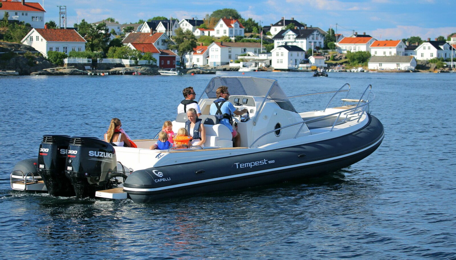 <b>RAUS:</b> Båten er bred – rundt 3,35 meter, men pongtongene tar ca. 60 cm på hver side. <b>RAUS:</b> Båten er bred – rundt 3,35 meter, men pongtongene tar ca. 60 cm på hver side.