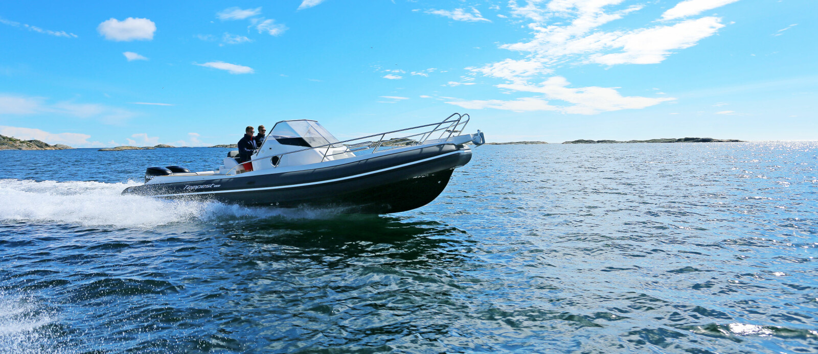 <b>RIKTIG MOTOR:</b> To 300-hestere passer båten godt. 30 knop er trivselsfart du stort sett kan holde uansett forhold. <b>RIKTIG MOTOR:</b> To 300-hestere passer båten godt. 30 knop er trivselsfart du stort sett kan holde uansett forhold.