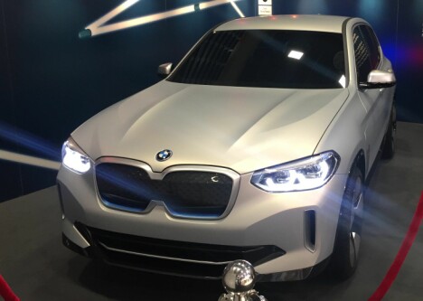 <b>BMW iX3 I NORGE:</b> Her står den elektriske utgaven av BMW X3 utstilt i Stavanger. <b>BMW iX3 I NORGE:</b> Her står den elektriske utgaven av BMW X3 utstilt i Stavanger.