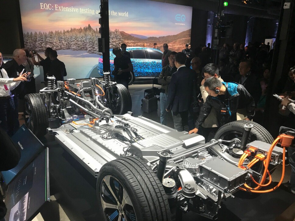 <b>REKKEVIDDE PÅ EQC: </b>Her ser vi batteripakken og drivlinjen på produksjonsmodellen av Mercedes EQC fra avdukingen av elbilen i Stockholm 4. september 2018. Batteriet skal sørge for en rekkevidde på over 40 mil ifølge den nye WLTP-standarden. Mercedes understreker at batteriet er godt beskyttet i tilfelle krasj. <b>REKKEVIDDE PÅ EQC: </b>Her ser vi batteripakken og drivlinjen på produksjonsmodellen av Mercedes EQC fra avdukingen av elbilen i Stockholm 4. september 2018. Batteriet skal sørge for en rekkevidde på over 40 mil ifølge den nye WLTP-standarden. Mercedes understreker at batteriet er godt beskyttet i tilfelle krasj.