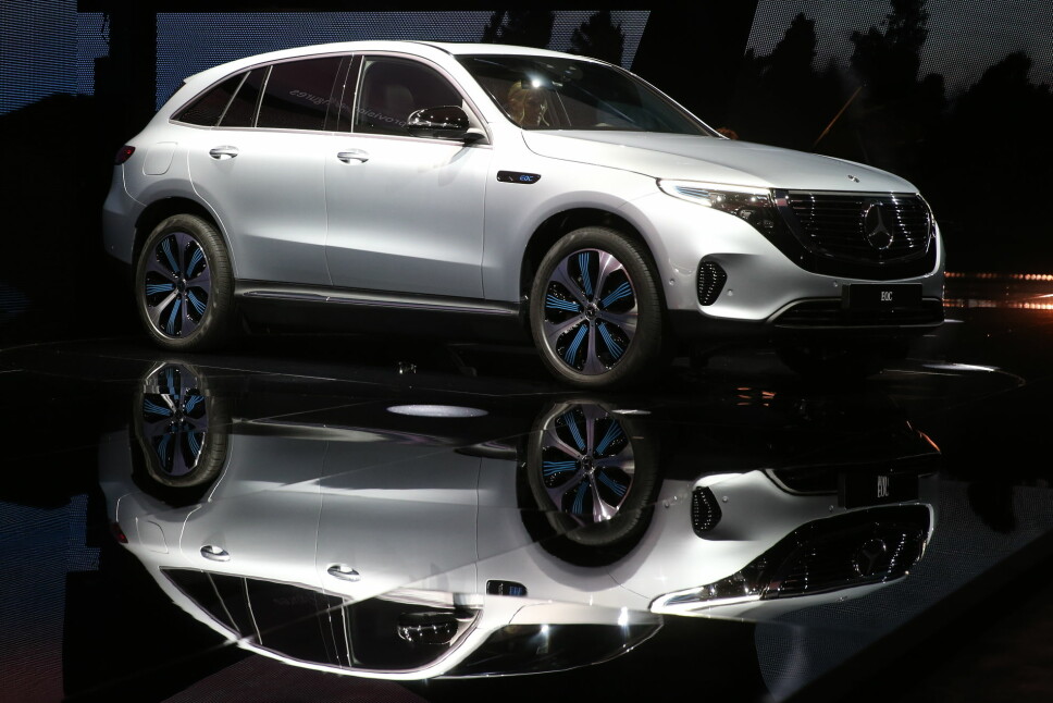 <b>MERCEDES EQC:</b> Endelig får publikum se hvordan Mercedes' elbil EQC faktisk ser ut. Over 2000 nordmenn hadde lagt inn bestillingen på SUV-en uten å ha sett produksjonsmodellen. <b>MERCEDES EQC:</b> Endelig får publikum se hvordan Mercedes' elbil EQC faktisk ser ut. Over 2000 nordmenn hadde lagt inn bestillingen på SUV-en uten å ha sett produksjonsmodellen.