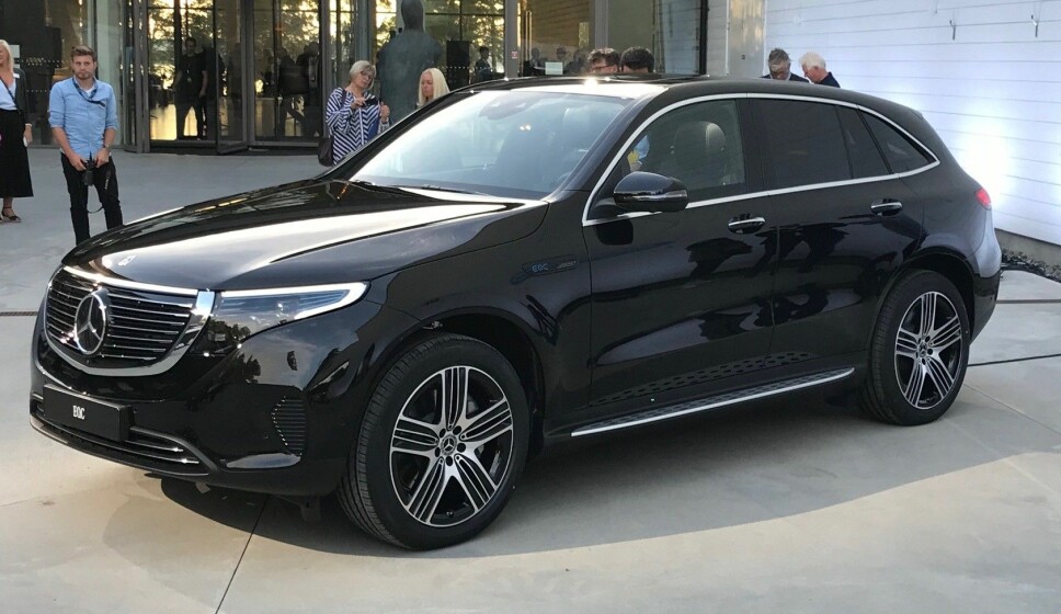 <b>PÅ STØRRELSE MED GLC:</b> Mercedes' første elbil er på størrelse med bestselgeren GLC. På et drøyt halvt år hadde 1800 nordmenn betalt depositumet på 20.019 kroner for elbilen. <b>PÅ STØRRELSE MED GLC:</b> Mercedes' første elbil er på størrelse med bestselgeren GLC. På et drøyt halvt år hadde 1800 nordmenn betalt depositumet på 20.019 kroner for elbilen.