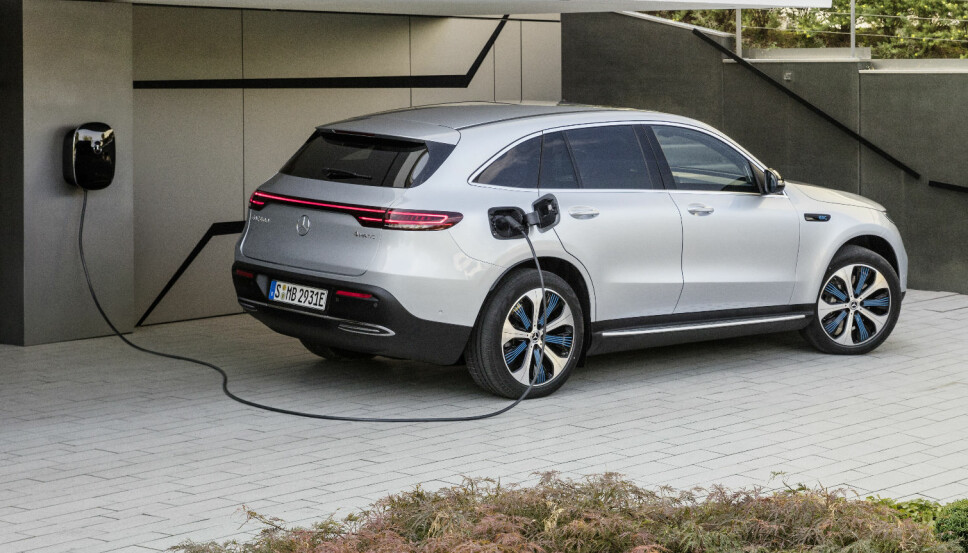 <b>VEGGLADEREN </b>til Mercedes EQC kan gi en effekt på 22 kW. Den medfølgende ladekabelen er 6 meter lang. <b>VEGGLADEREN </b>til Mercedes EQC kan gi en effekt på 22 kW. Den medfølgende ladekabelen er 6 meter lang.