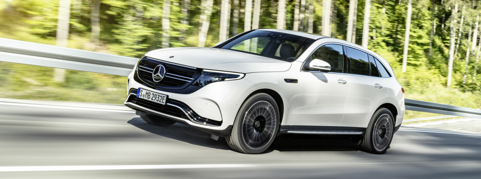 <b>MERCEDES EQ: </b>Mercedes' elbiler samles i merket EQ. Først ut er den elektriske SUV-en EQC, på størrelse med GLC. Her ruller produksjonsbilen ut under avdukingen i Stockholm den 4. september 2018. <b>MERCEDES EQ: </b>Mercedes' elbiler samles i merket EQ. Først ut er den elektriske SUV-en EQC, på størrelse med GLC. Her ruller produksjonsbilen ut under avdukingen i Stockholm den 4. september 2018.