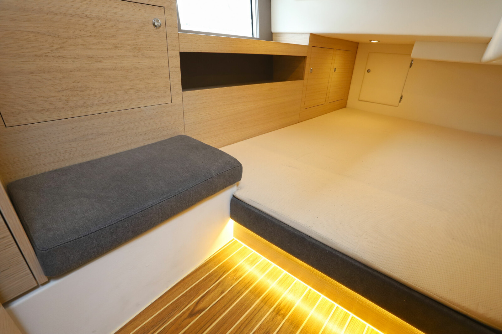 <b>LYS:</b> Styrbord lugar har også sitteplass og likhet med resten av båten god innvendig belysning. <b>LYS:</b> Styrbord lugar har også sitteplass og likhet med resten av båten god innvendig belysning.