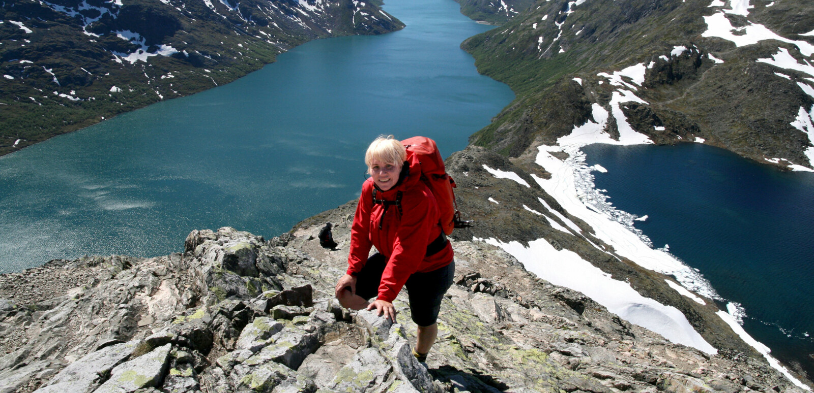 <b>SPEKTAKULÆRT: </b>Over Besseggen,
med Gjende på den ene siden og Bessvatnet på den andre. Nedenfor får du gratis kart og råd om tur, overnatting, sesong og tid. <b>SPEKTAKULÆRT: </b>Over Besseggen,
med Gjende på den ene siden og Bessvatnet på den andre. Nedenfor får du gratis kart og råd om tur, overnatting, sesong og tid.