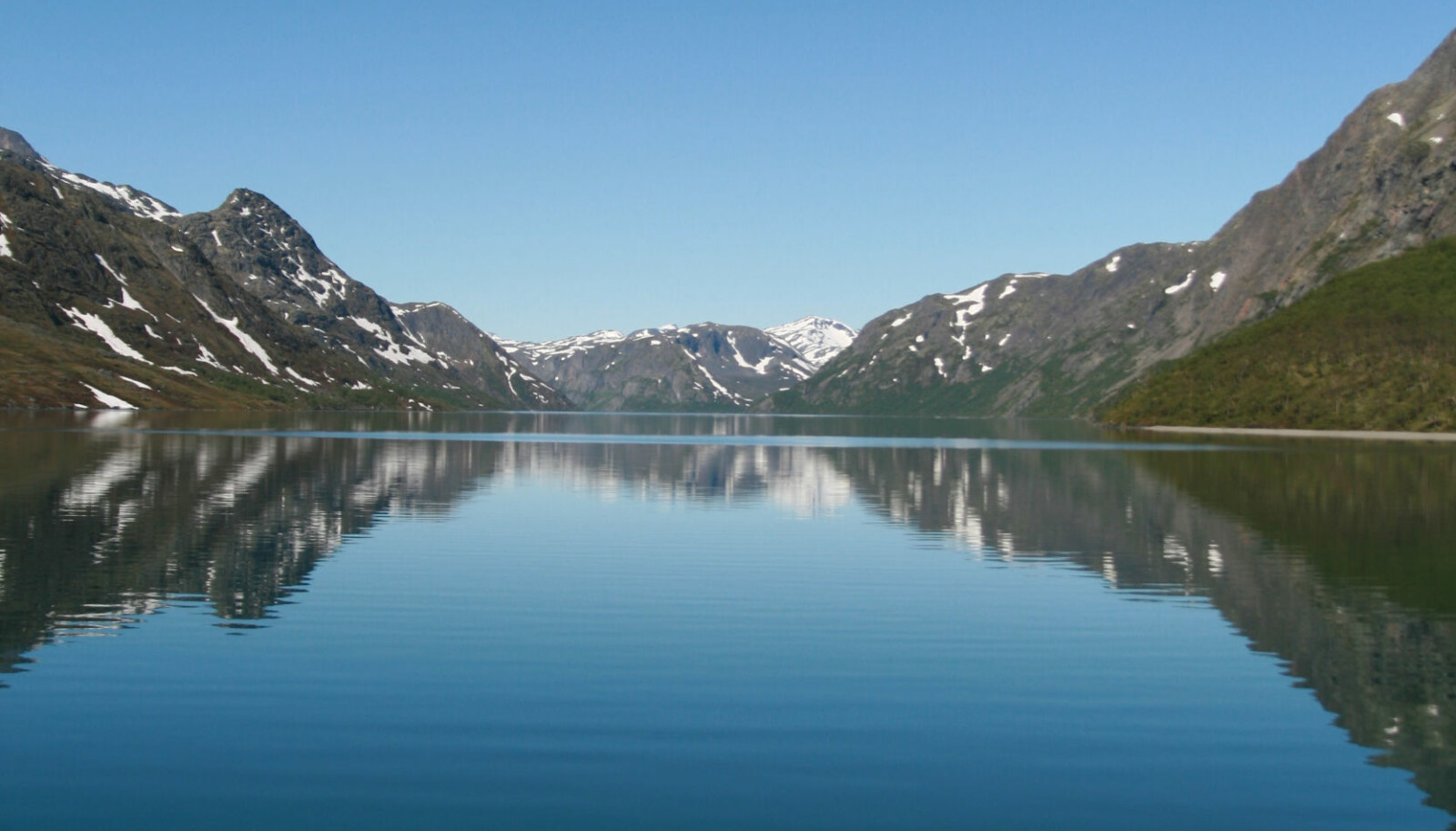 <b>FJELLSPEIL: </b>Slik ser det ut på Gjende en fin solskinnsdag på vei mot Memurubu. <b>FJELLSPEIL: </b>Slik ser det ut på Gjende en fin solskinnsdag på vei mot Memurubu.