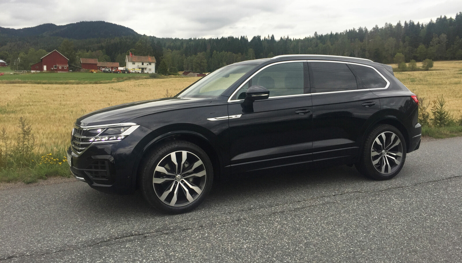 STYRING: Touareg kan fås med firehjulsstyring . Systemet fungerer slik at bakhjulene styrer motsatt vei av forhjulene under 37 km/t, og i samme retning som forhjulene over denne hastigheten. Det gir noe bedre stabilitet og egenskaper i svingene. Med luftfjæring føles det som vi svever over store ujevnheter. STYRING: Touareg kan fås med firehjulsstyring . Systemet fungerer slik at bakhjulene styrer motsatt vei av forhjulene under 37 km/t, og i samme retning som forhjulene over denne hastigheten. Det gir noe bedre stabilitet og egenskaper i svingene. Med luftfjæring føles det som vi svever over store ujevnheter.