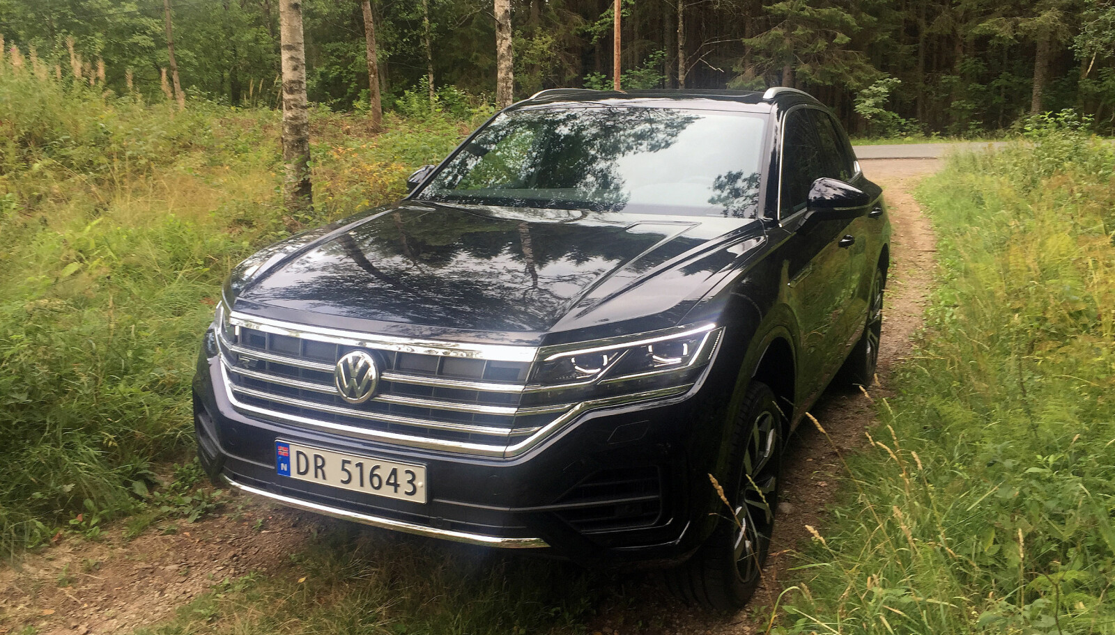 STORT: Bred grill med mye krom, av format en stor bil. Den nye Touareg er og ser ut som Tiguans storebror. Typisk tilbakeholdent VW-design. STORT: Bred grill med mye krom, av format en stor bil. Den nye Touareg er og ser ut som Tiguans storebror. Typisk tilbakeholdent VW-design.
