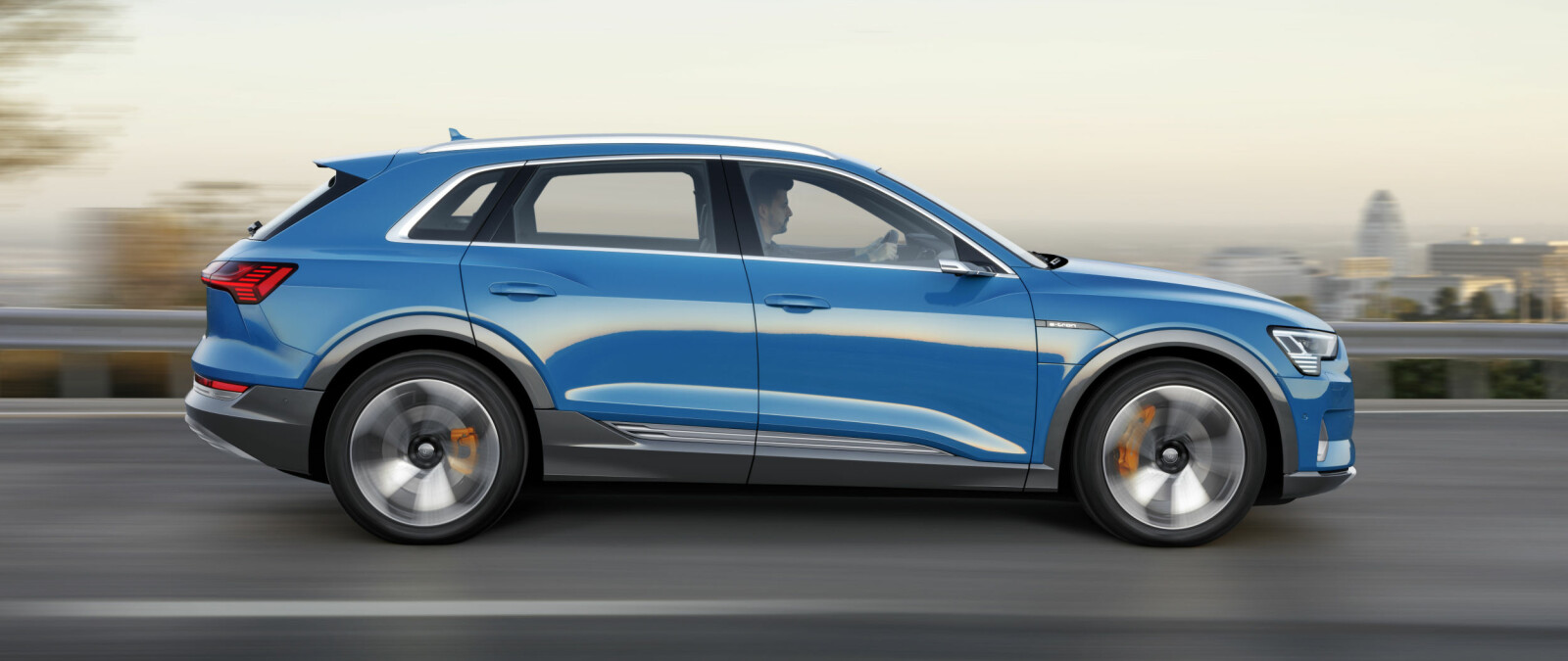 <b>REKKEVIDDE PÅ AUDI E-TRON:</b> Audis første elbil skal gå rundt 40 mil på én lading, ifølge WLTP-målingen. <b>REKKEVIDDE PÅ AUDI E-TRON:</b> Audis første elbil skal gå rundt 40 mil på én lading, ifølge WLTP-målingen.