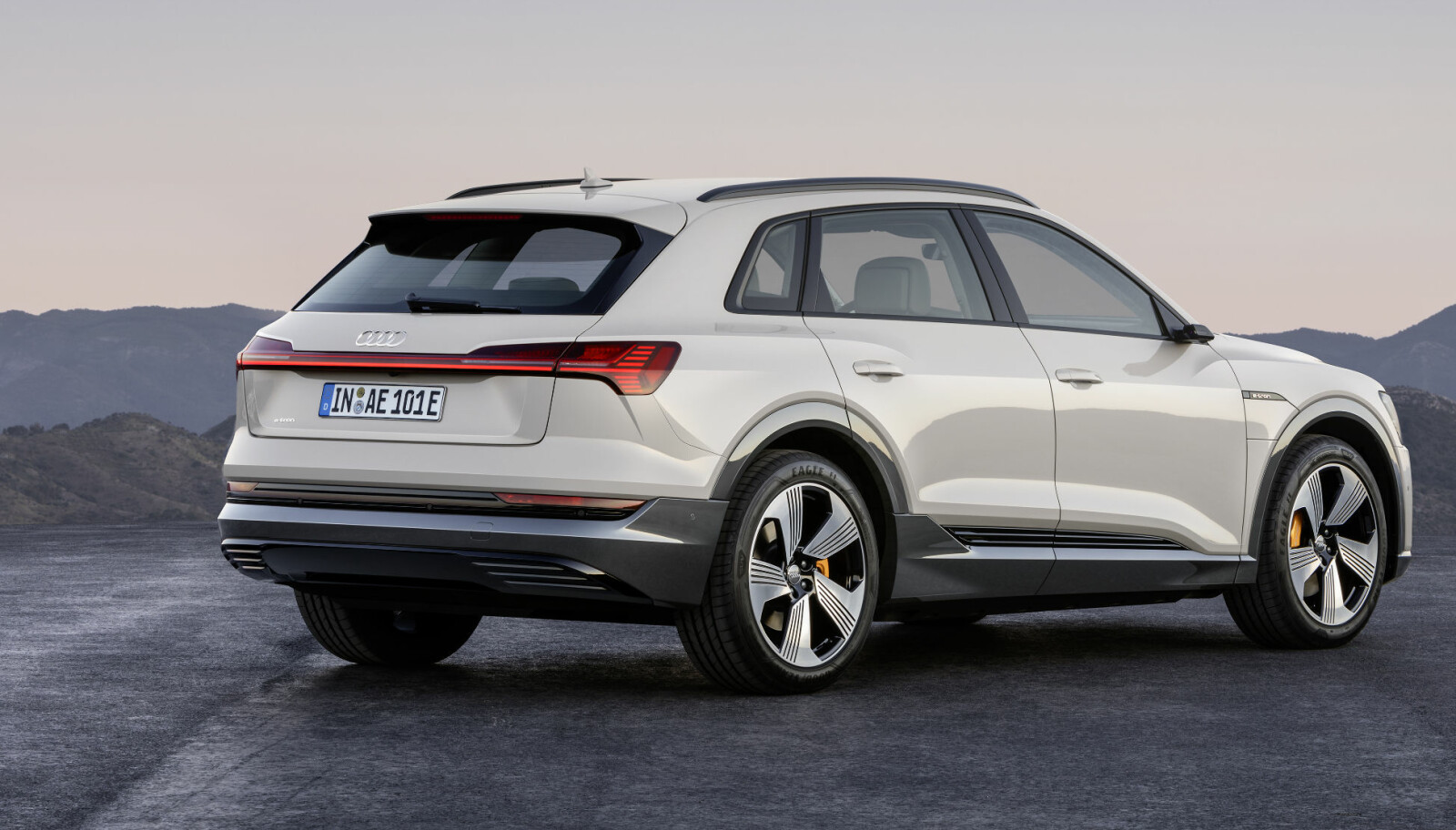 <b>OFFROADER: </b>Audi e-tron har en offroad-modus hvor bilen kan heve seg 35 millimeter. Dersom sjåføren også aktiverer Lift-funksjonen i Audi drive select, heves bilen med ytterligere 15 millimeter. <b>OFFROADER: </b>Audi e-tron har en offroad-modus hvor bilen kan heve seg 35 millimeter. Dersom sjåføren også aktiverer Lift-funksjonen i Audi drive select, heves bilen med ytterligere 15 millimeter.