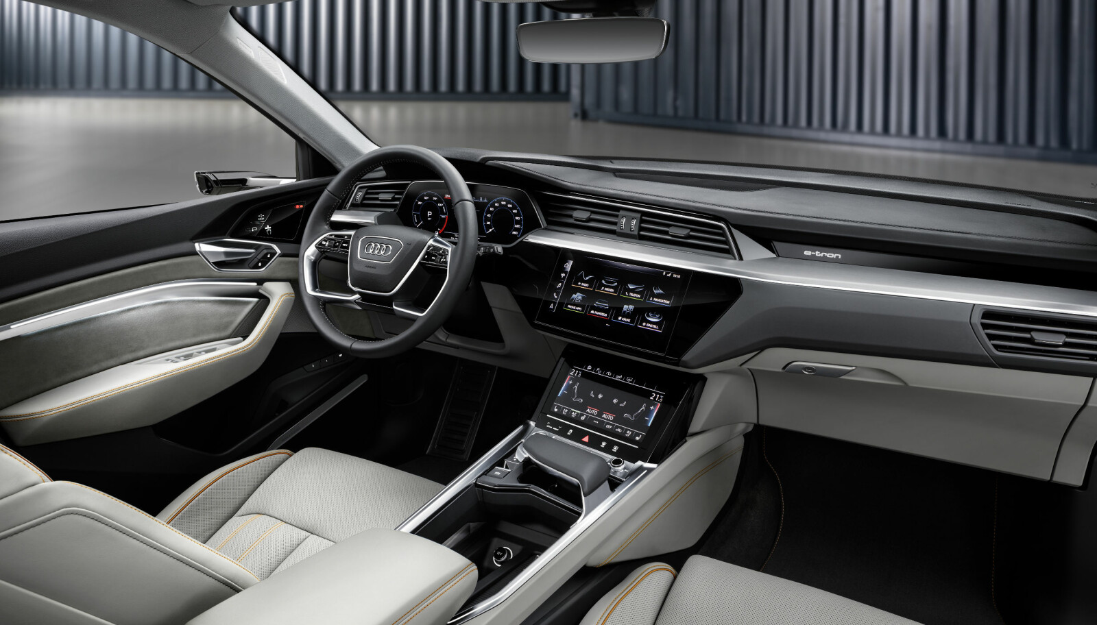 <b>VIRTUAL COCKPIT: </b>Slik ser interiøret i elbilen ut. Dashboardet har tre skjermer, de to i midten er berøringsskjermer på 8.6 og 10.1 tommer med haptisk respons. <b>VIRTUAL COCKPIT: </b>Slik ser interiøret i elbilen ut. Dashboardet har tre skjermer, de to i midten er berøringsskjermer på 8.6 og 10.1 tommer med haptisk respons.