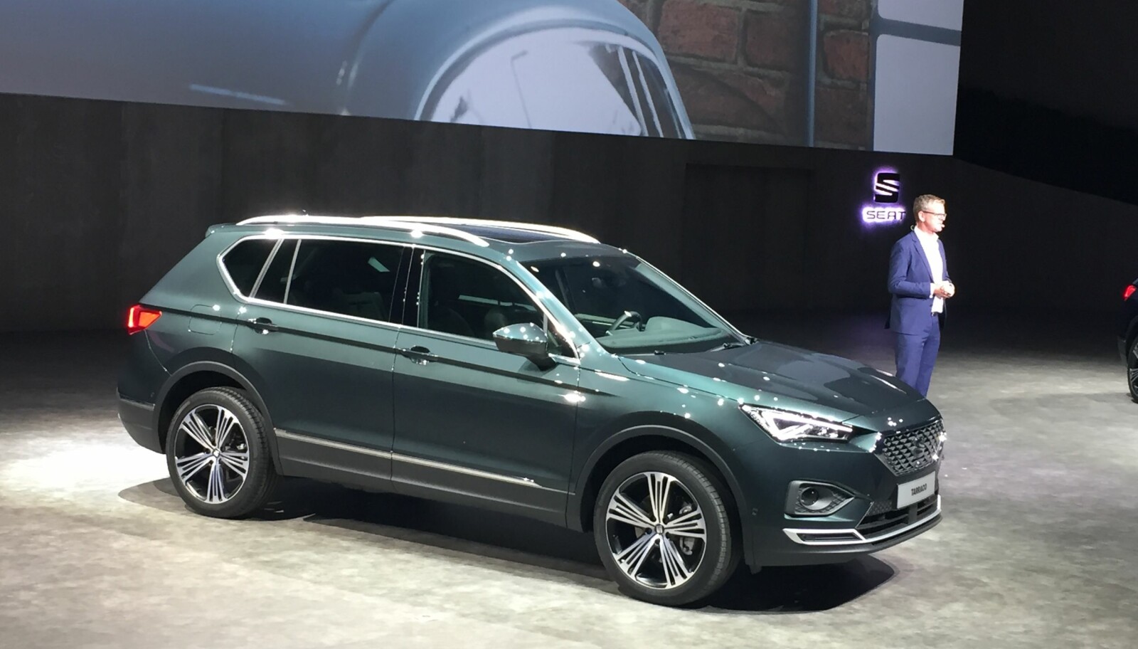 FOLKE-SUV: Ifølge SEATs visepresident for
Research and Development, Dr. Matthias Rabe, er Tarraco et "mesterverk". Den er i hvert fall en folkelig SUV med pene linjer. FOLKE-SUV: Ifølge SEATs visepresident for
Research and Development, Dr. Matthias Rabe, er Tarraco et "mesterverk". Den er i hvert fall en folkelig SUV med pene linjer.
