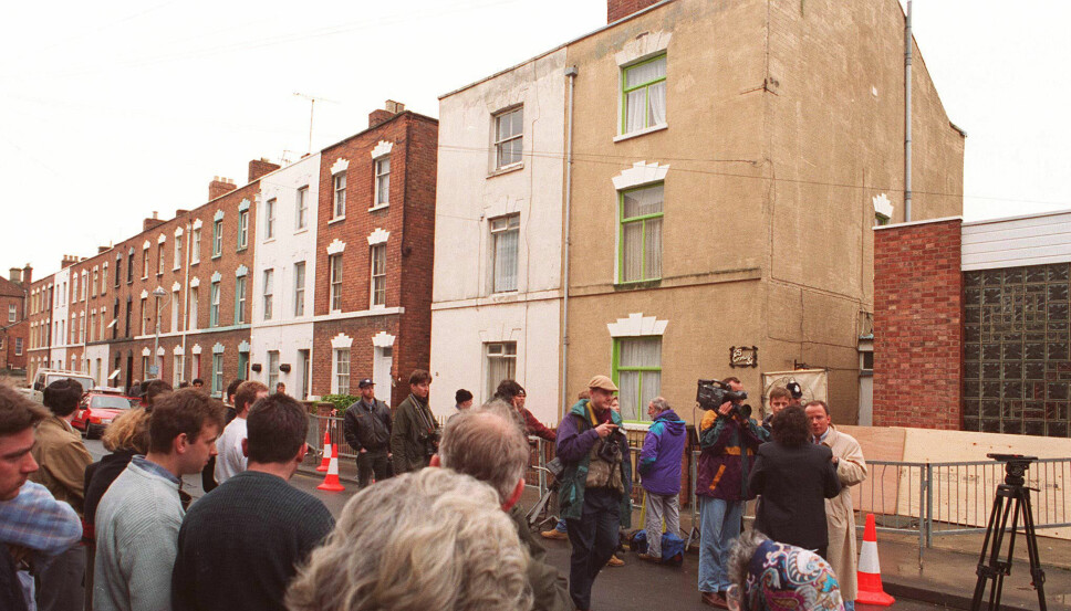 <b>HOUSE OF HORROR:</b> En folkemasse samlet seg utenfor 25 Cromwell Street da det ble kjent hva som hadde foregått innenfor husets vegger. <b>HOUSE OF HORROR:</b> En folkemasse samlet seg utenfor 25 Cromwell Street da det ble kjent hva som hadde foregått innenfor husets vegger.