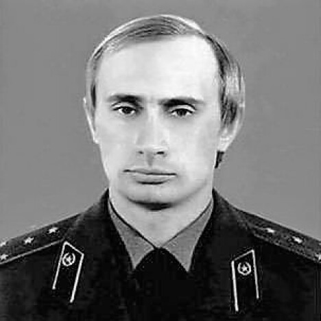 <b>KGB: </b>Den unge Vladimir Putin
i KGB-uniform. <b>KGB: </b>Den unge Vladimir Putin
i KGB-uniform.