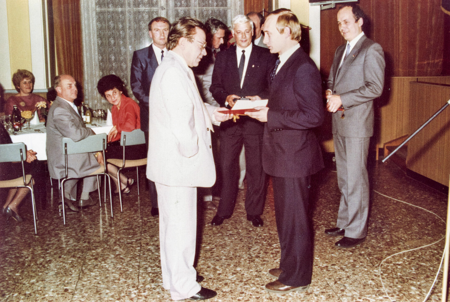 <b>NOMENKLATURA: </b>På dette hittil ukjente bildet av Putin, blir han i 1987 hedret med en av de mange medaljene som KGB-folk og Stasi-medarbeidere overdynget hverandre med. <b>NOMENKLATURA: </b>På dette hittil ukjente bildet av Putin, blir han i 1987 hedret med en av de mange medaljene som KGB-folk og Stasi-medarbeidere overdynget hverandre med.