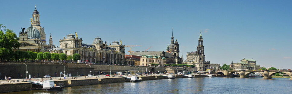 <b>ETTER PUTIN:</b>
Dagens Dresden
er en langt
vakrere by enn
Putins Dresden.
Byen ble bombet
sønder og
sammen på
tampen av andre
verdenskrig, og
DDR-regimet
gjorde lite for å
sette byen i
stand. Den vakre
Frauenkirche er
gjenreist til
fordums prakt
etter Murens fall. <b>ETTER PUTIN:</b>
Dagens Dresden
er en langt
vakrere by enn
Putins Dresden.
Byen ble bombet
sønder og
sammen på
tampen av andre
verdenskrig, og
DDR-regimet
gjorde lite for å
sette byen i
stand. Den vakre
Frauenkirche er
gjenreist til
fordums prakt
etter Murens fall.