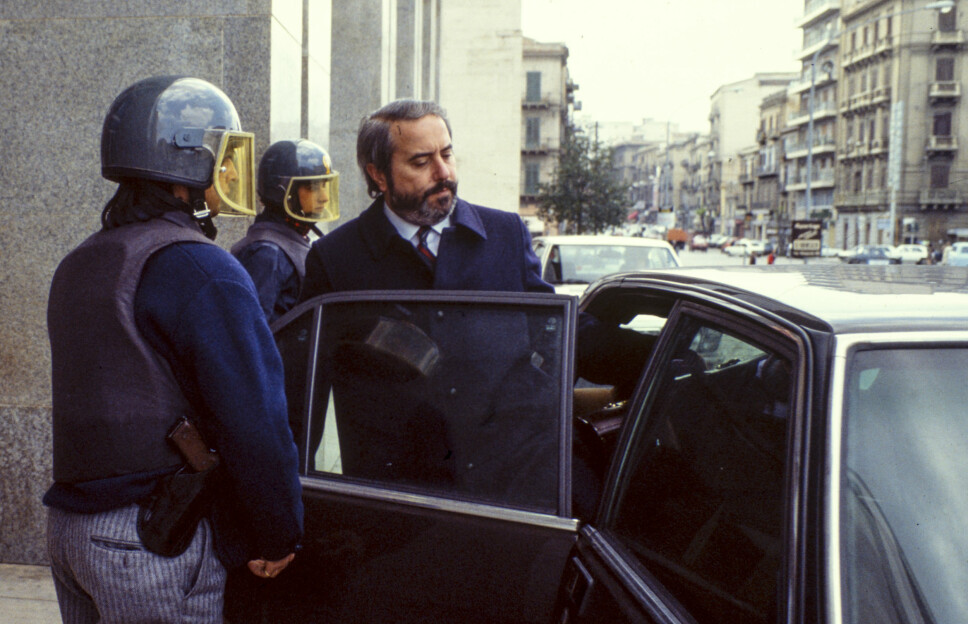 <b>DOMMEREN:</b> Giovanni Falcone eskorteres av livvakter fra domstolen i Palermo. Bildet er tatt 16. mai 1985. <b>DOMMEREN:</b> Giovanni Falcone eskorteres av livvakter fra domstolen i Palermo. Bildet er tatt 16. mai 1985.