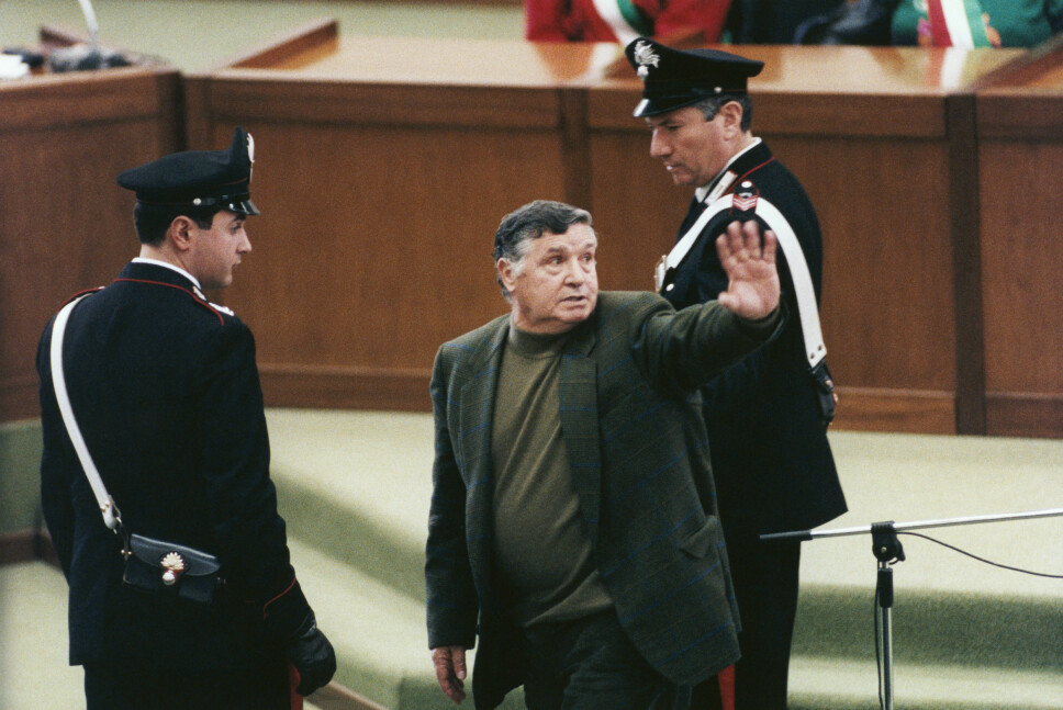 <b>BEISTET: </b>Salvatore «Toto» Riina hilser til kjente under rettssaken mot ham i 1993. Mafiabossen fra Corleone soner fortsatt på sin livstidsstraff, men skal ha dårlig helse.
Foto: Getty Images <b>BEISTET: </b>Salvatore «Toto» Riina hilser til kjente under rettssaken mot ham i 1993. Mafiabossen fra Corleone soner fortsatt på sin livstidsstraff, men skal ha dårlig helse.
Foto: Getty Images