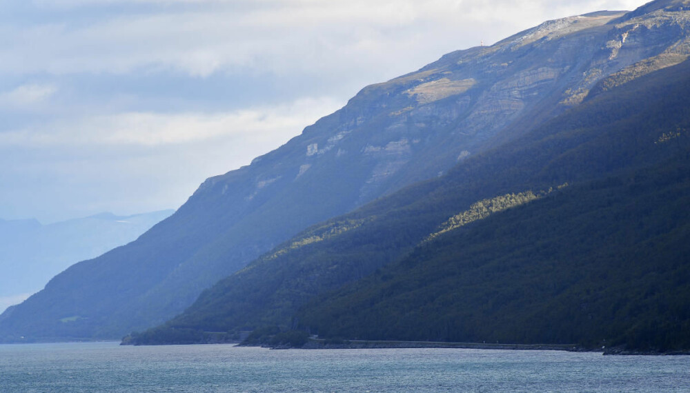 Løst og farlig: Nordnesfjellet i Kåfjord i Troms er ungt i geologisk sammenheng, og truer med å feie med seg E6, hus og folk når fjellet raser ut i fjorden. Løst og farlig: Nordnesfjellet i Kåfjord i Troms er ungt i geologisk sammenheng, og truer med å feie med seg E6, hus og folk når fjellet raser ut i fjorden.